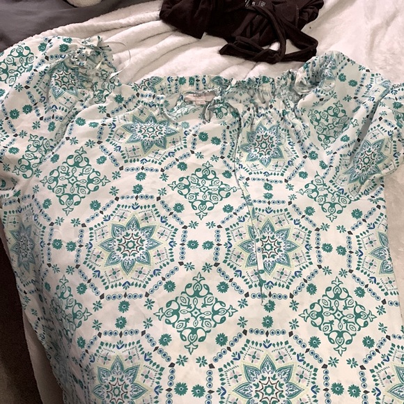 Sleeveless top great for shorts and skirts - Picture 1 of 1